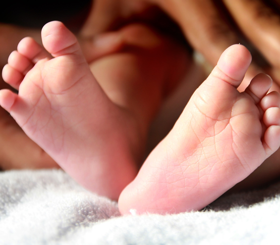 hellolittleone-baby-feet-image